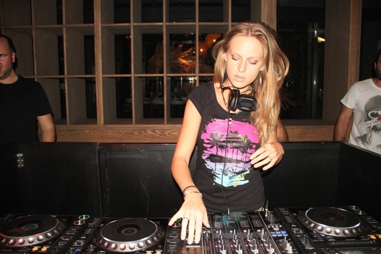 Nora En Pure LIVE at INDIE